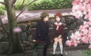 1年生の頃の久美子と秀一がいつもの河原のベンチに座っている場面